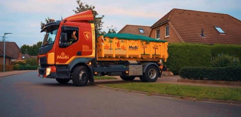 LKW für den Containerdienst auf der Straße in Orange