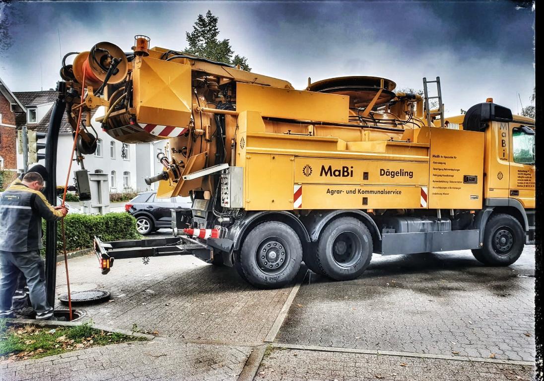 LKW zur Kanalspülung im Dienst