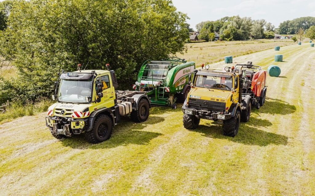 Unterschiedliche Maschinen und Zugfahrzeuge auf einem Feld
